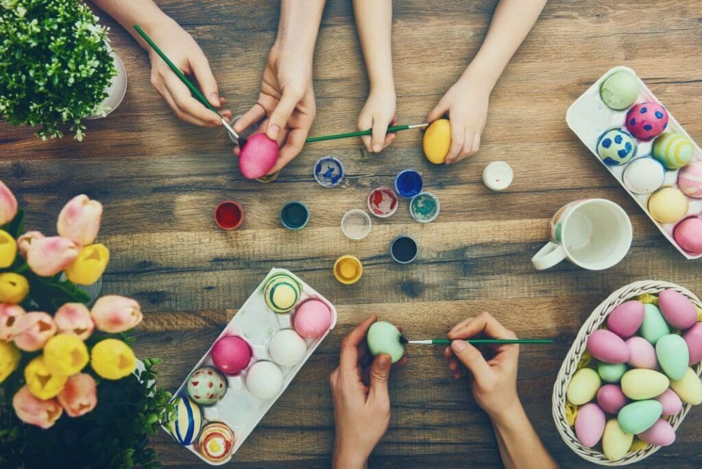 Significado de los huevos de Pascua - Descubre la tradición de decorarlos,  regalarlos y romperlos